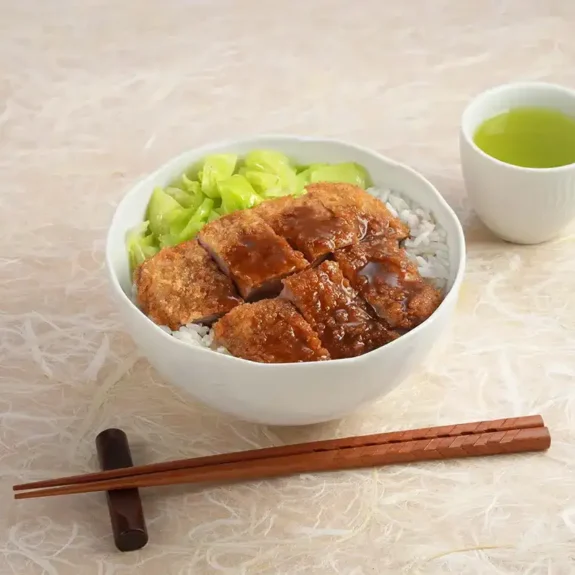Katsu-Don de Carne (Bife Empanado na Tigela)