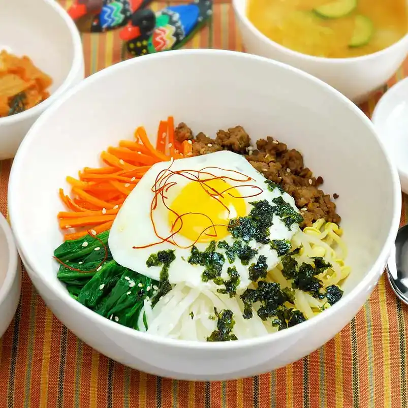 Bibimbap (Arroz misturado coreano na tigela)