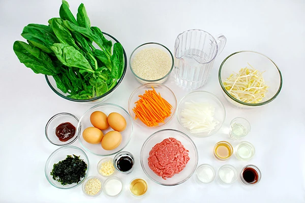 Bibimbap (Arroz misturado coreano na tigela)