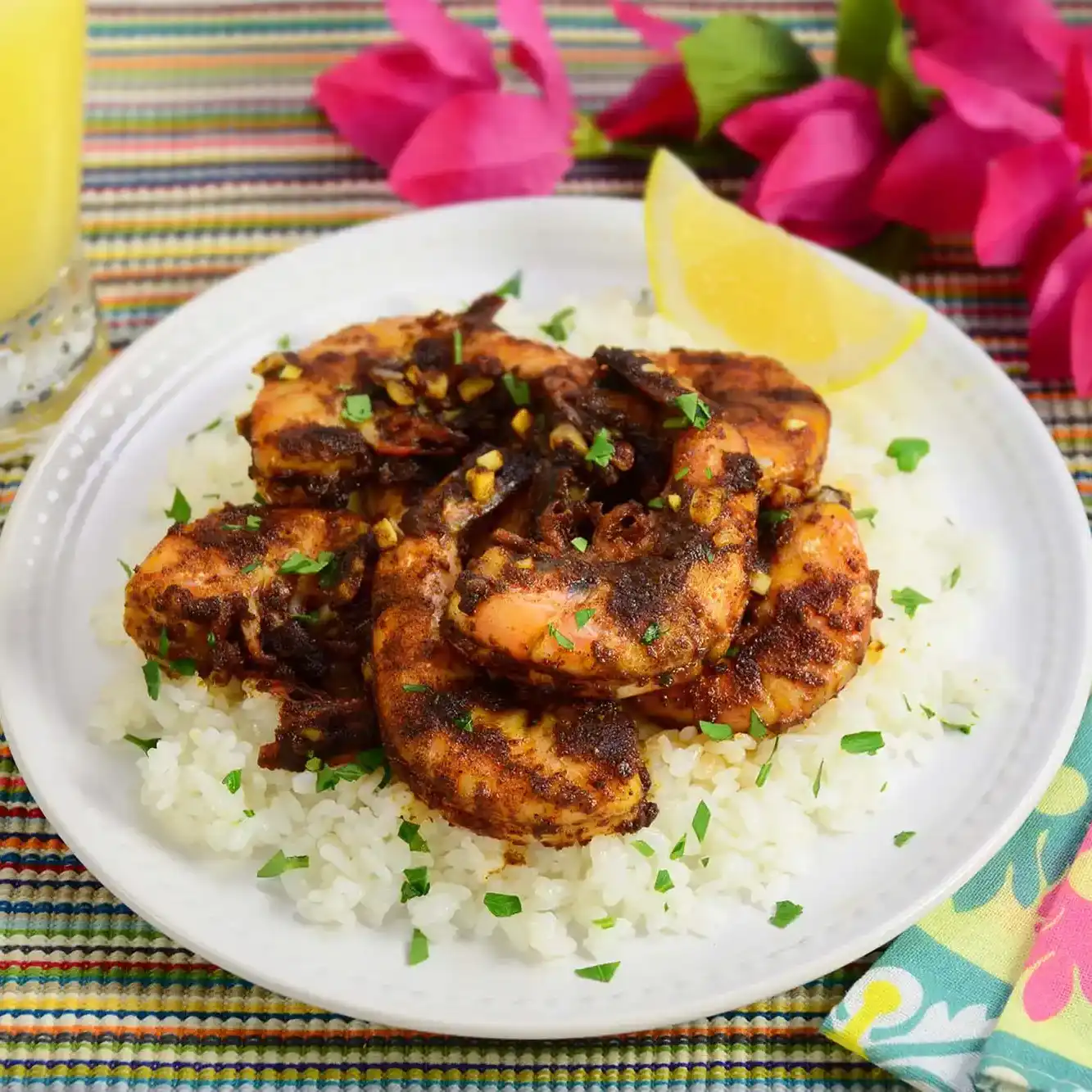 Camarão ao alho sobre arroz