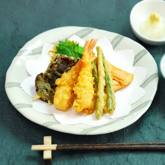 Tempura (Legumes e frutos do mar empanados e fritos)